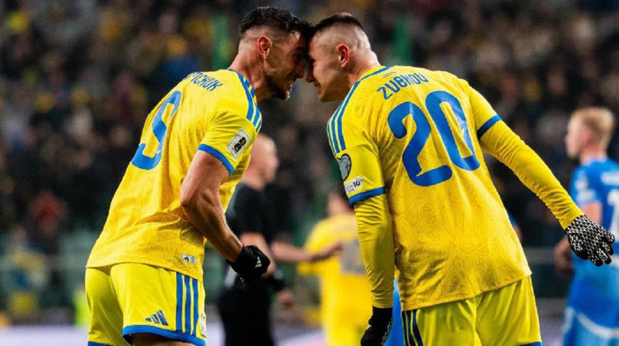 Яремчук вітає Зубкова з забитим голом / УАФ