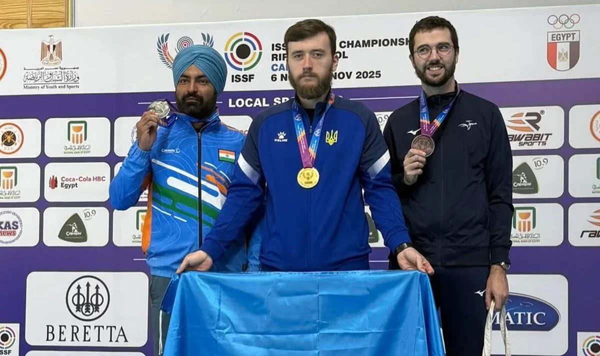 Павло Коростильов на вершині п'єдесталу / фото: Федерації стрільби України