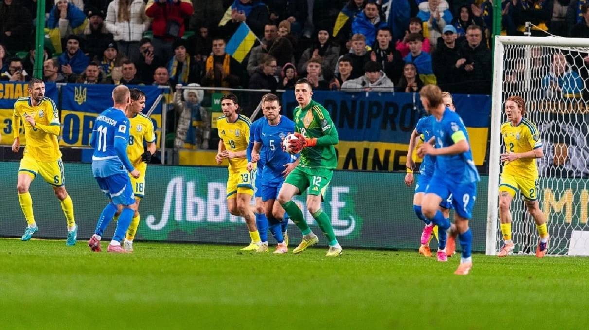 Трубин крепко держит мяч в руках / Фото: Дан Балашов