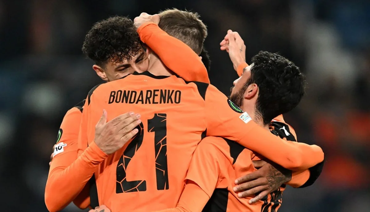 Артем Бондаренко в объятиях игроков Шахтера / фото: ФК Шахтер