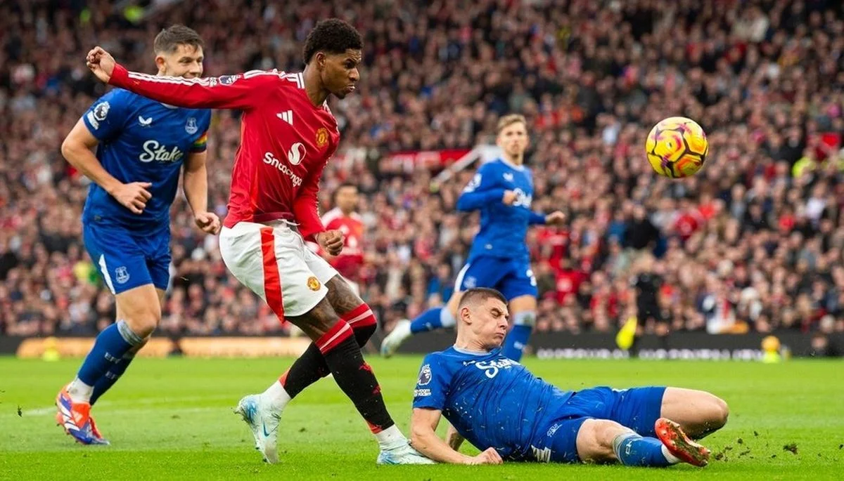 Віталій Миколенко в матчі проти МЮ / EFE