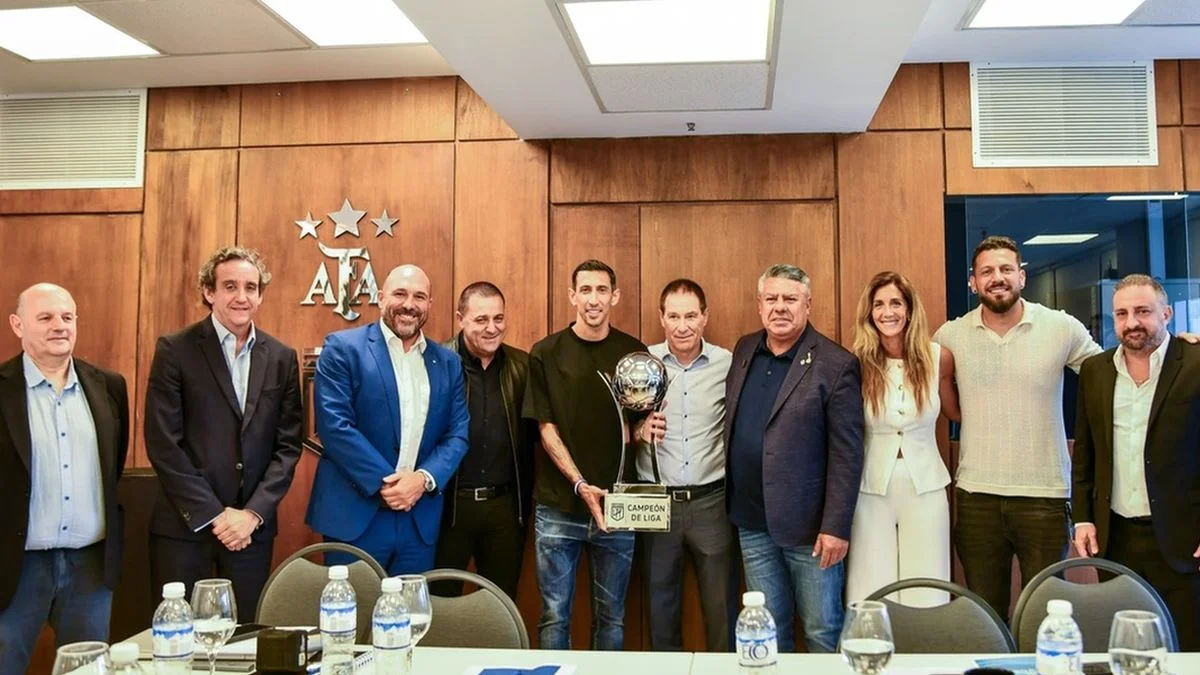 Ди Мария с трофеем / AFA