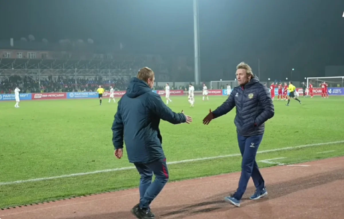 В'ячеслав Бєляєв тисне руку російському тренеру / стоп-кадр з трансляції