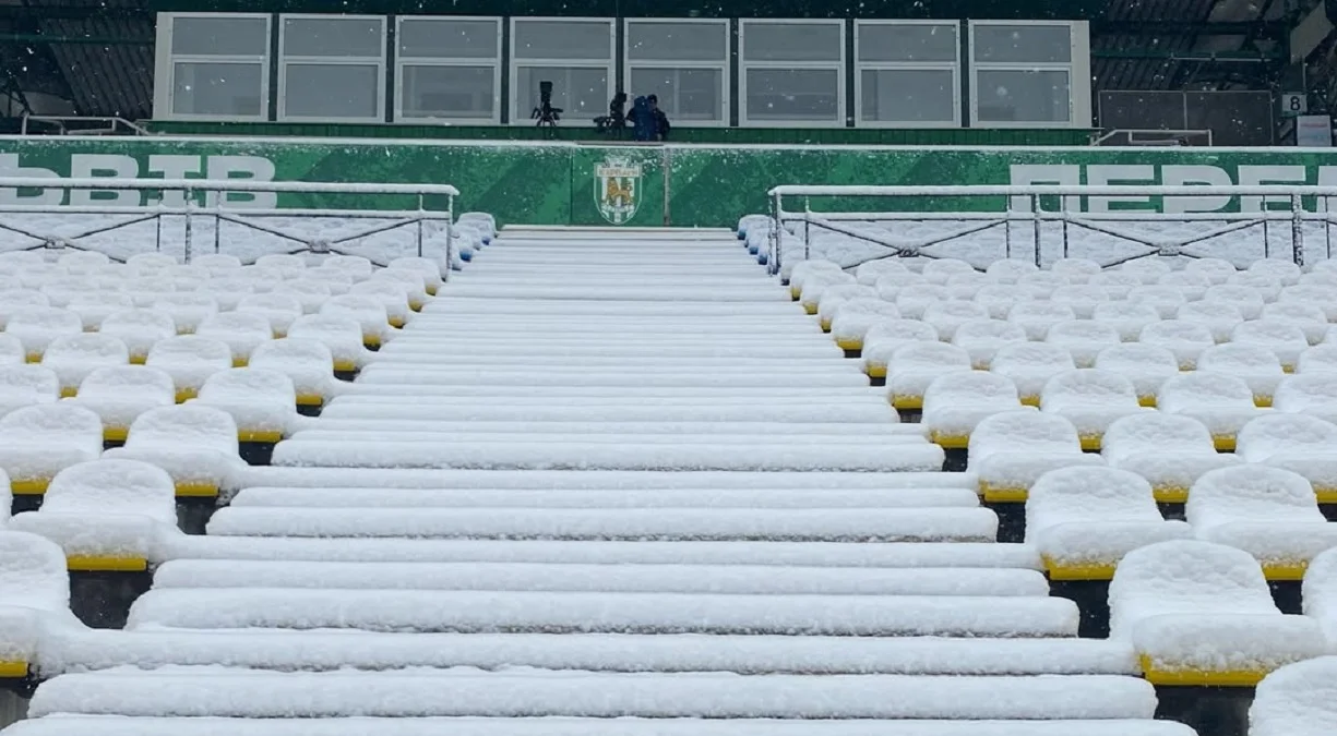 Засніжений стадіон Україна / ФК Карпати