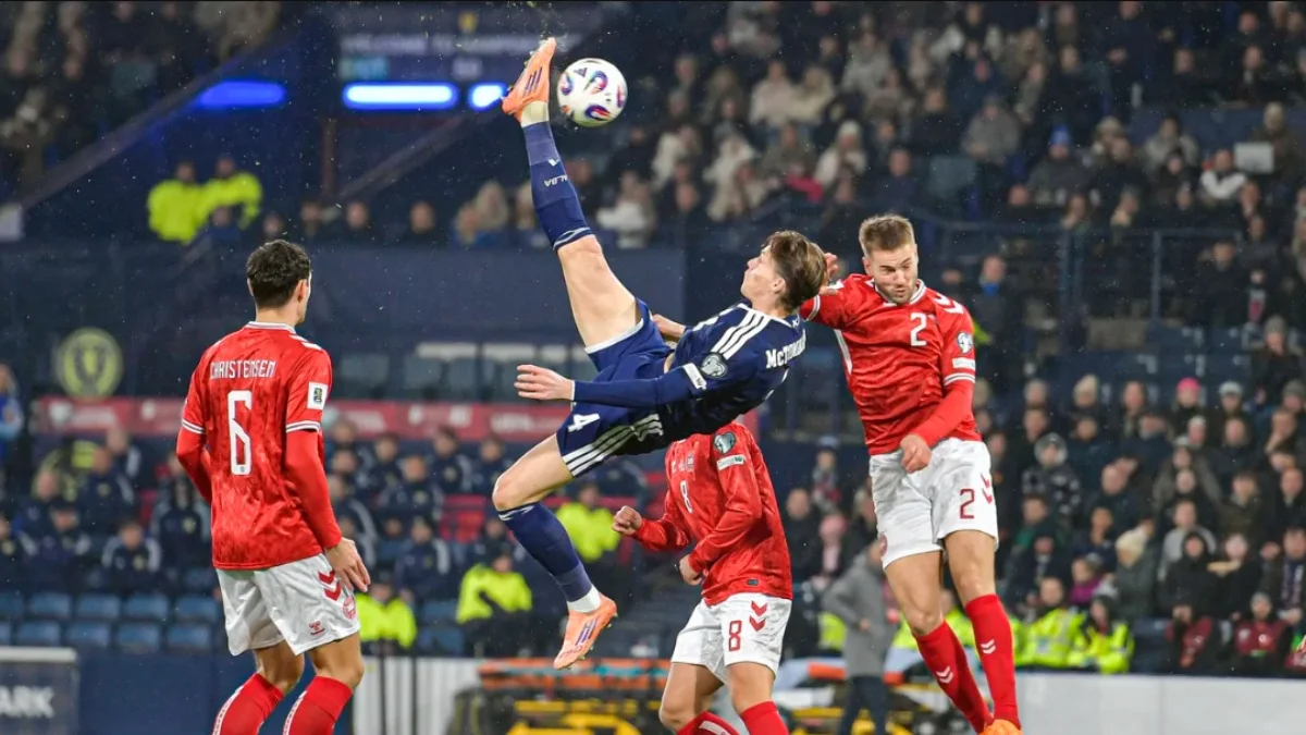 Скотт Мактомінай в матчі з Данією / IMAGO