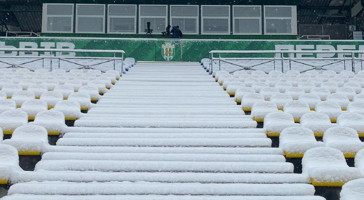 Заснеженный стадион Украина / ФК Карпаты