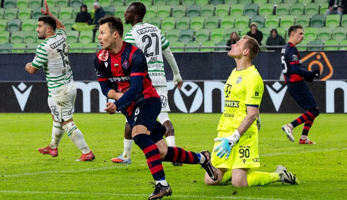Юрий Тома забивает в ворота Ференцвароша / Árvai Károly