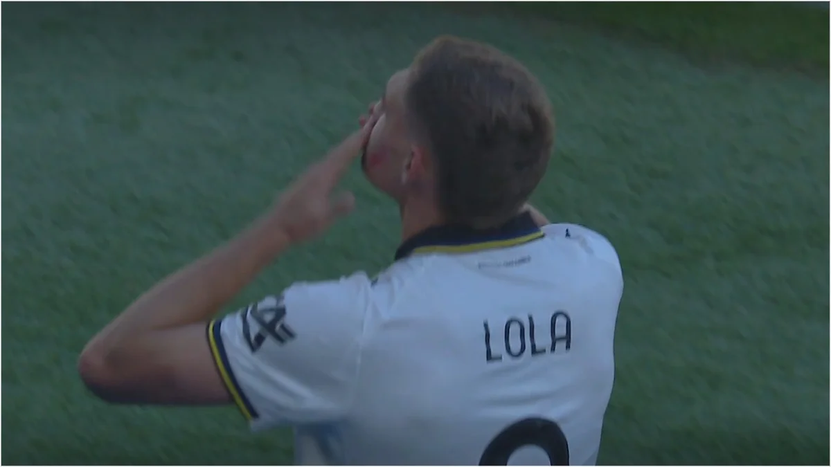 Матео Пеллегрино в футболке любимой девушки / Скриншот