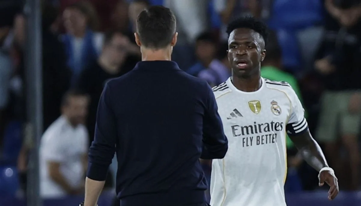 Хаби Алонсо и Винисиус / фото: EFE/Biel Aliño