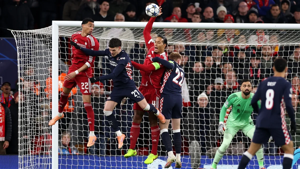 Ван Дейк грає рукою / Getty Images