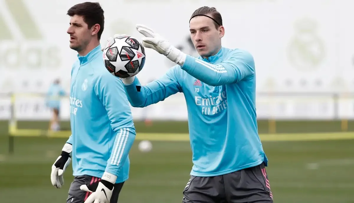 Тибо Куртуа с Андреем Луниным / фото: Antonio Villalba/Real Madrid via Getty Images