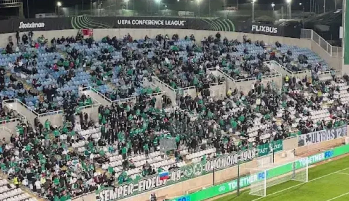 Прапор РФ на трибунах під час матчу Омонія – Динамо / фото: ВЗБІРНА