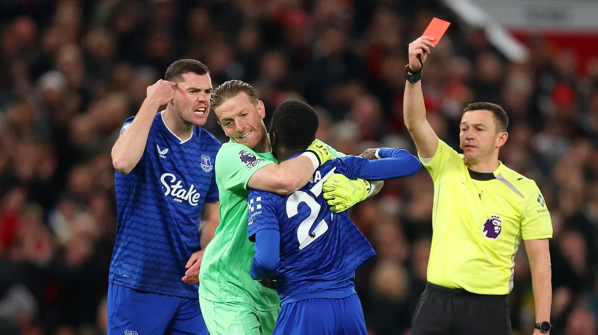 Разборки Кина и Гуйе в матче / Фото Carl Recine/Getty Images