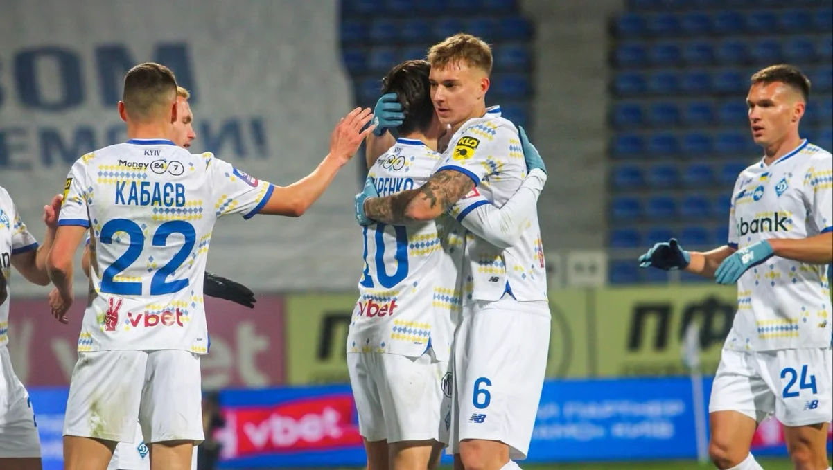 Шапаренко и Бражко обнимаются / фото: ФК Динамо