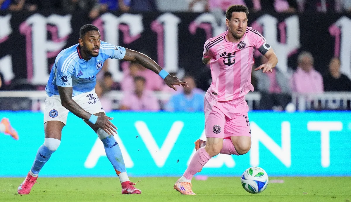 Ліонель Мессі (праворуч) віддає історичний асист / Photo by Rich Storry/Getty Images