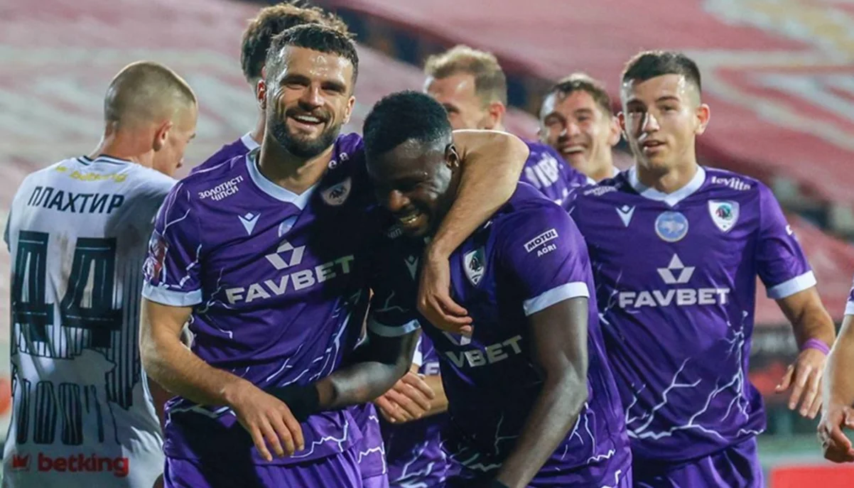 Проспер Оба з одноклубниками / фото: ФК ЛНЗ