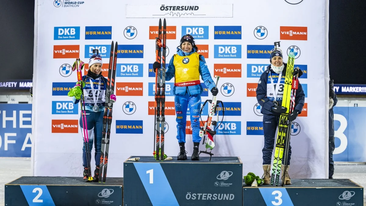 Доротея Вірер на п'єдесталі після перемоги на етапі Кубка світу / Photo by Kevin Voigt/GettyImages