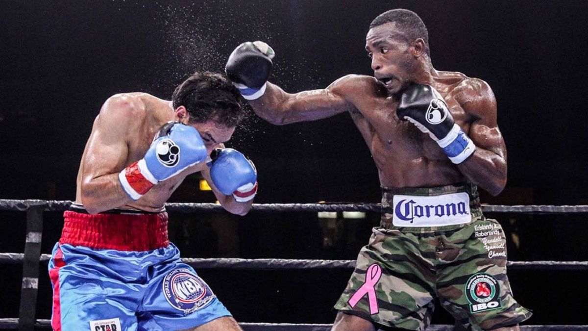 Эрисланди Лара (справа) / Lucas Noonan/Premier Boxing Champions