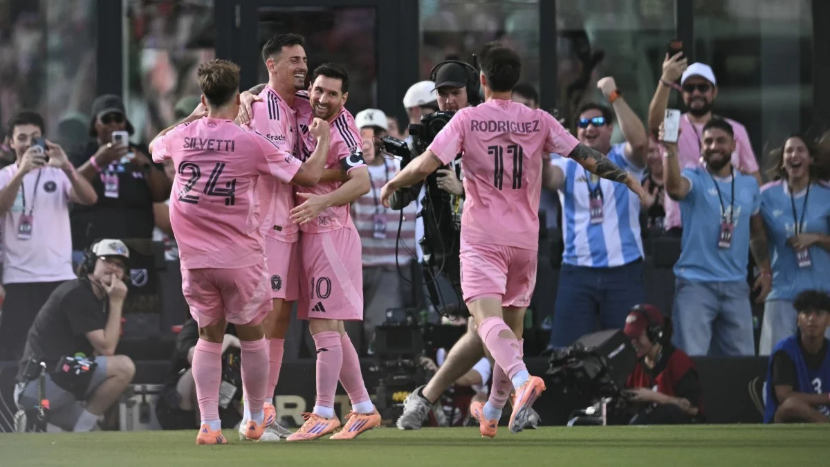 Лионель Месси в объятиях партнеров / Getty Images