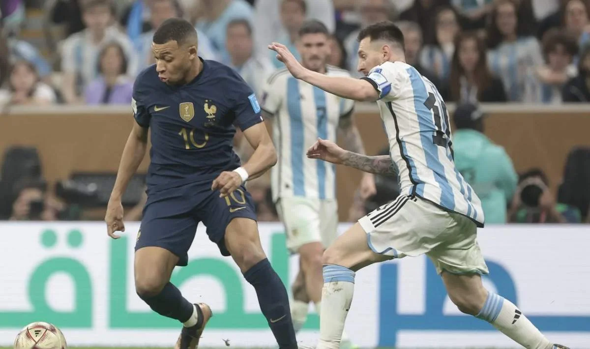 Мбаппе против Месси / Фото EFE/Juan Ignacio Roncoroni