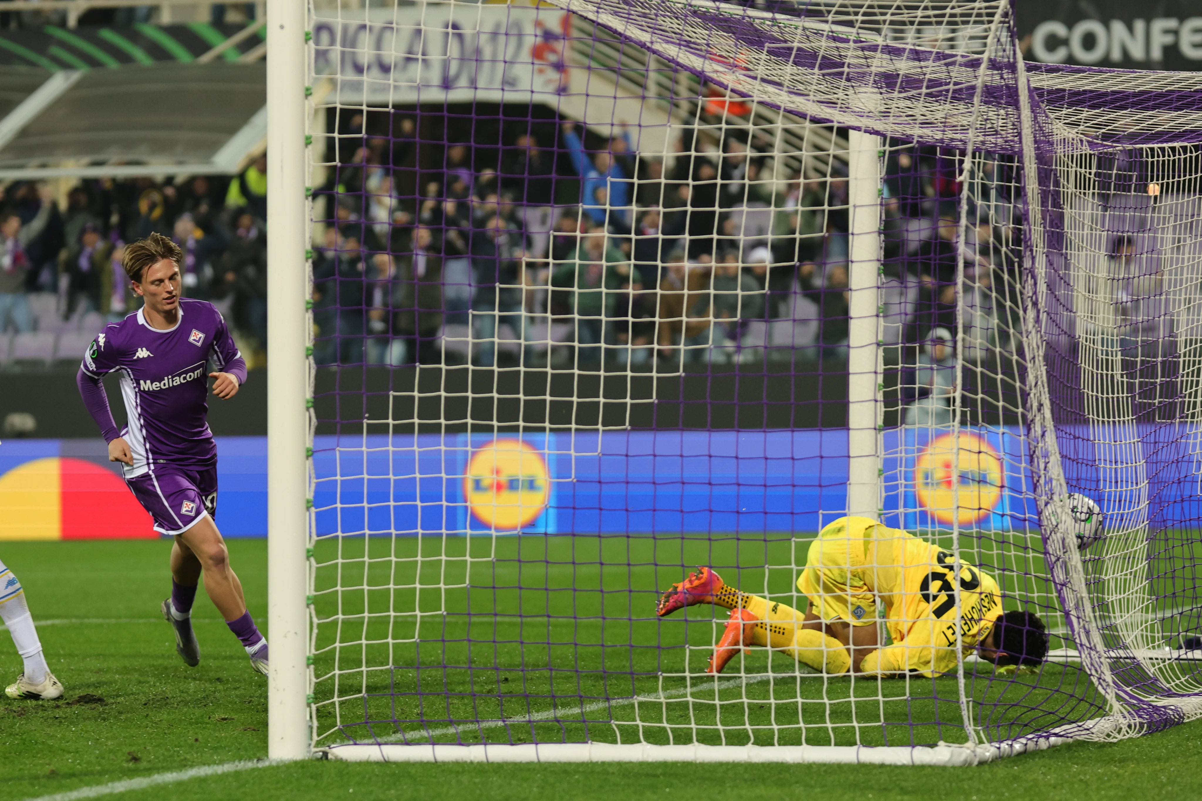 Альберт Гудмундссон забиває другий гол у ворота Динамо / Andrea Martini/NurPhoto via Getty Images