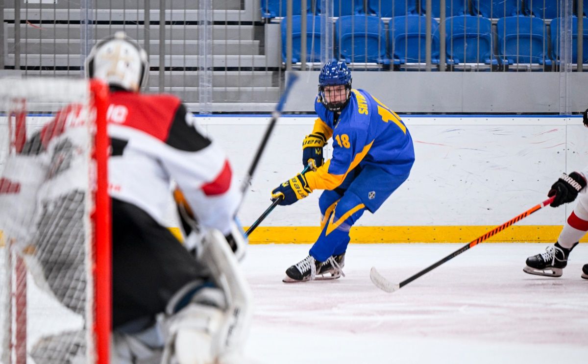 Украинцы потерпели поражение от австрийцев / фото: IIHF