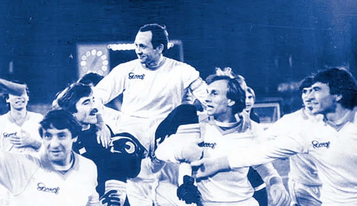 Микола Павлов (вгорі) зіграв прощальний матч у кар'єрі, Дніпро - Торпедо, 1985 рік / Фото з архіву Дмитра Москаленка