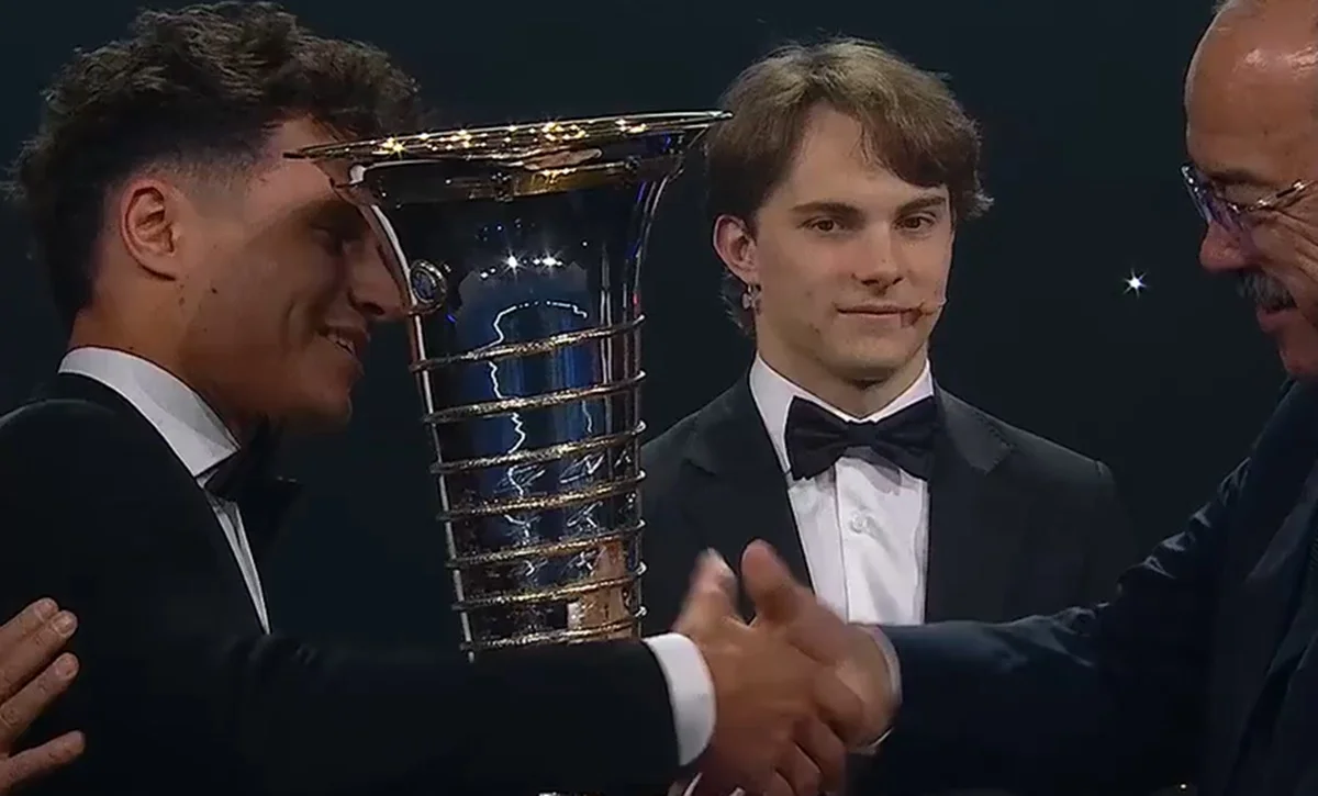 Ландо Норрис с кубком и Оскар Пиастри / скриншот