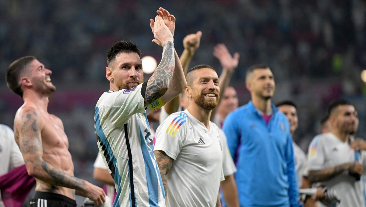 Лионель Месси и Папу Гомес празднуют победу на ЧМ-2022 / фото: JUAN MABROMATA/AFP via Getty Images
