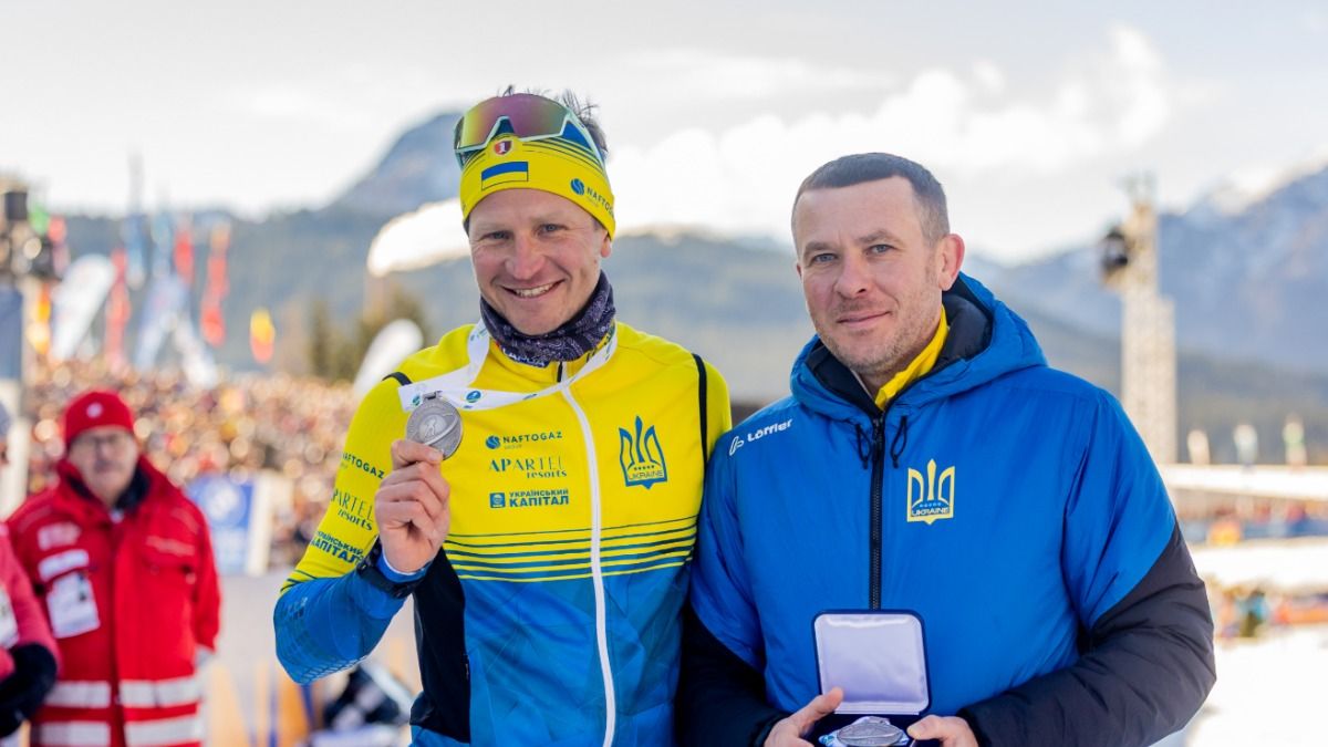 Украинская сборная с серебряными медалями / Фото: biathlon.com.ua