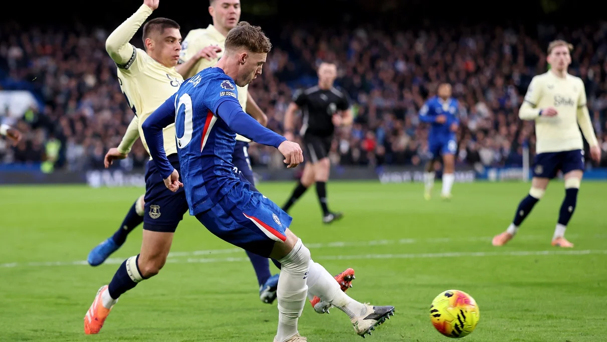 Коул Палмер забиває з-під Віталія Миколенка / Justin Setterfield/Getty Images
