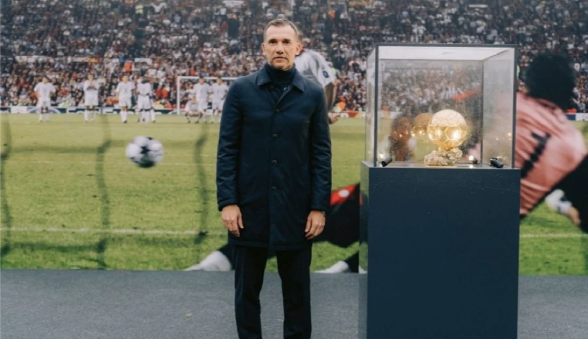 Андрей Шевченко с наградой / фото: УАФ