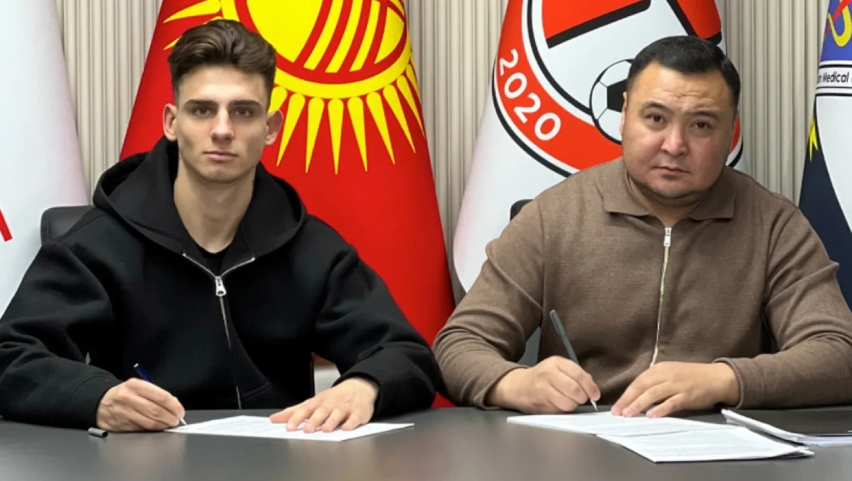 Ернест Бебешко з представником клубу / фото: ФК Талант