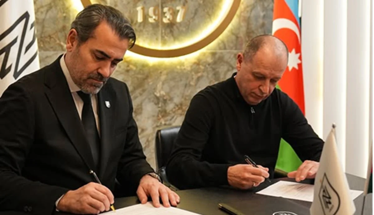 Юрій Вернидуб підписує контракт з Нефтчі / фото: ФК Нефтчі