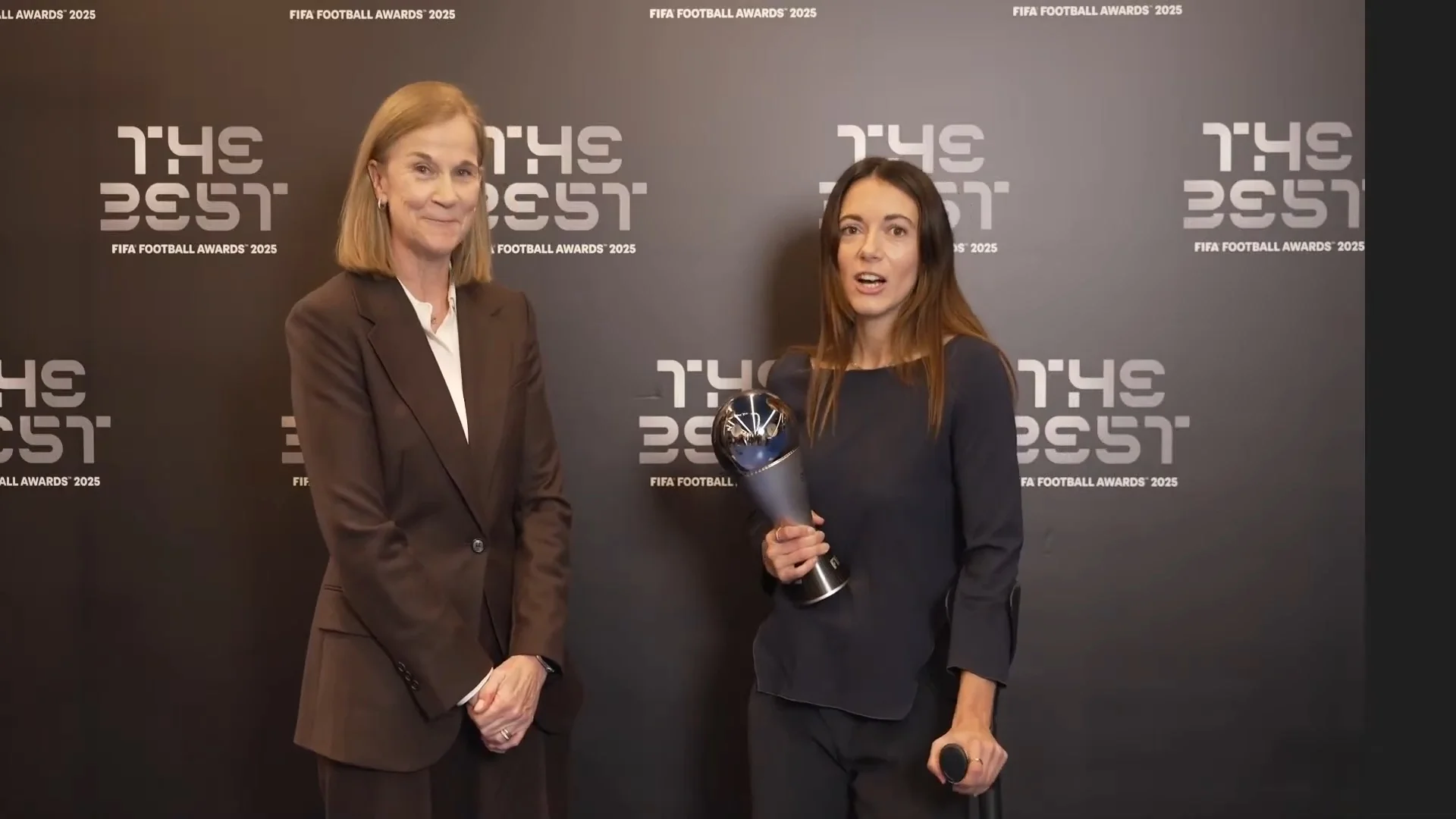 Айтана Бонманті з нагородою / Скріншот