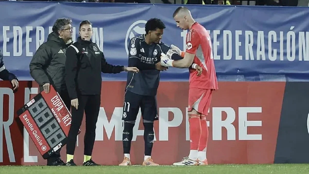 Андрей Лунин передает повязку Родриго / фото: Marca