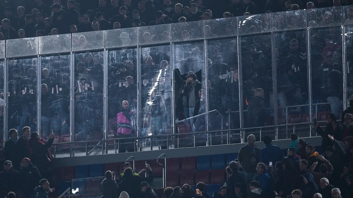 Фанати Айнтрахта влаштували безлад на трибунах Камп Ноу / Photo by Eric Alonso/Getty Images