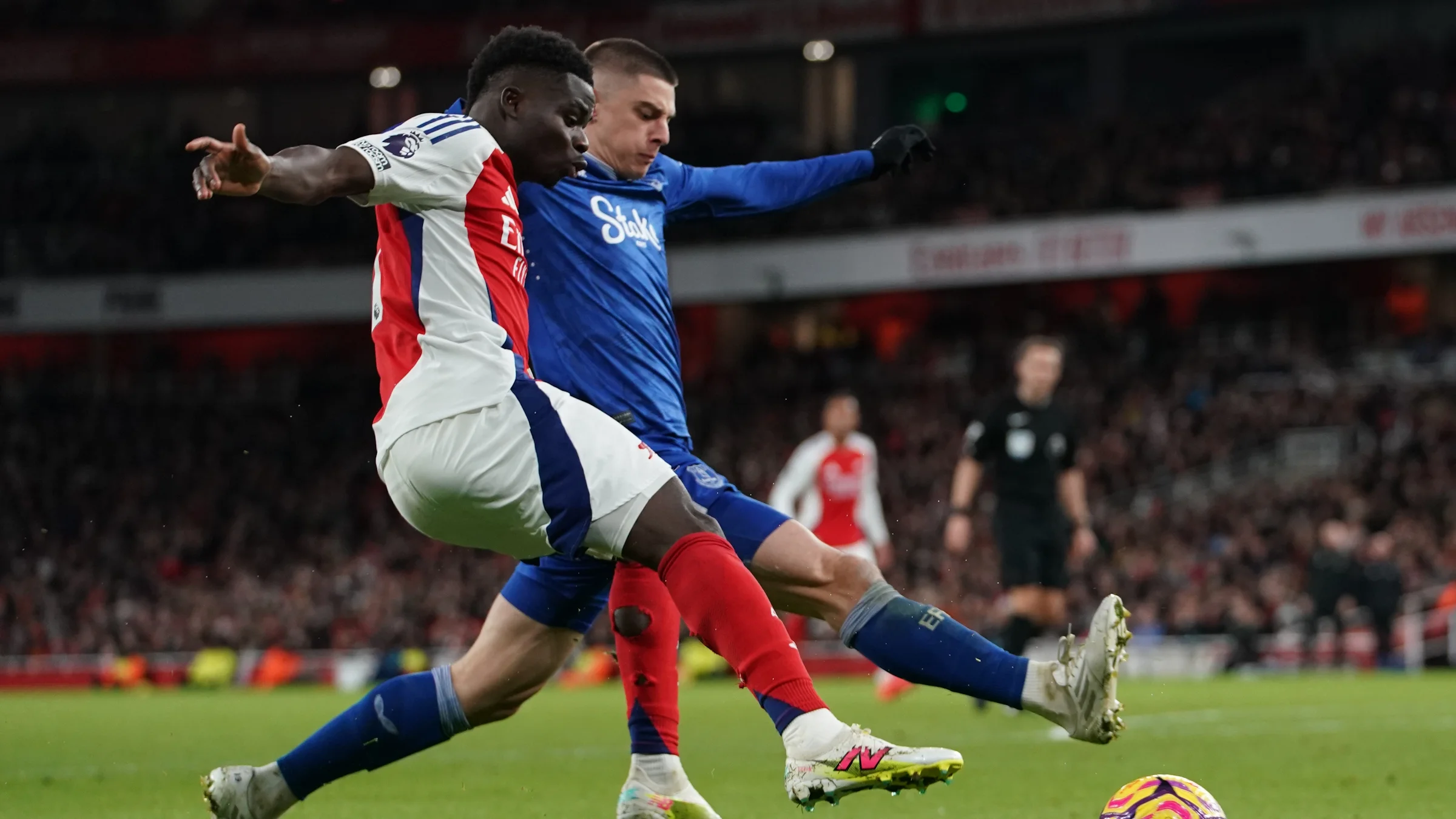 Віталій Миколенко проти Букайо Саки / Getty Images