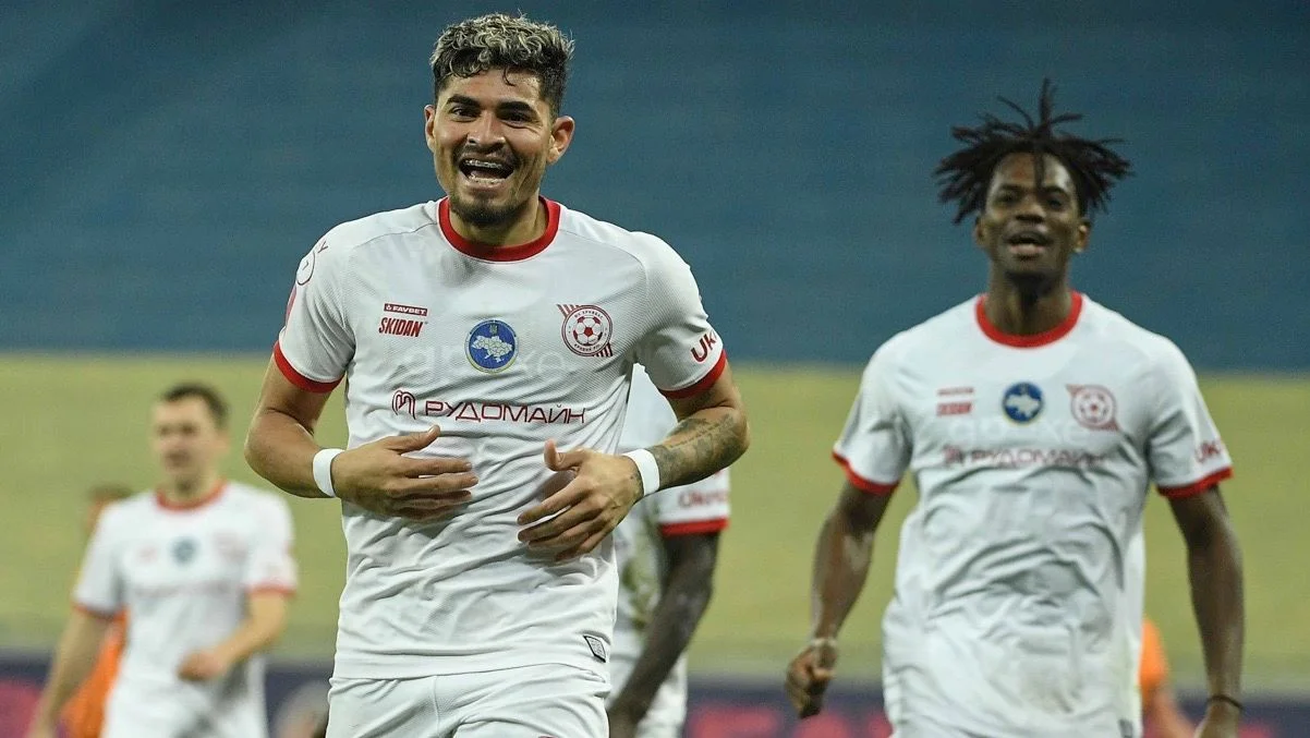 Глейкер Мендоза (слева) / ФК Кривбасс