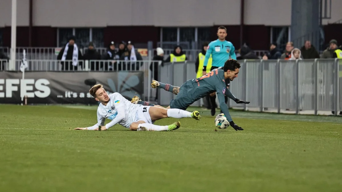 Ілір Краснічі у грі проти Шахтаря / фото: ФК Колос