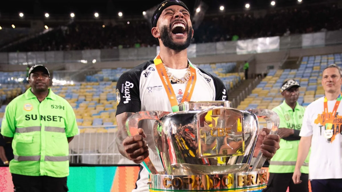 Мемфис Депай с Кубком Бразилии / фото: Rodrigo Coca e Marco Galvão / Corinthians