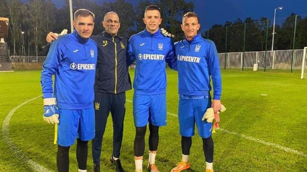 В'ячеслав Кернозенко з воротарями збірної України / фото: УАФ