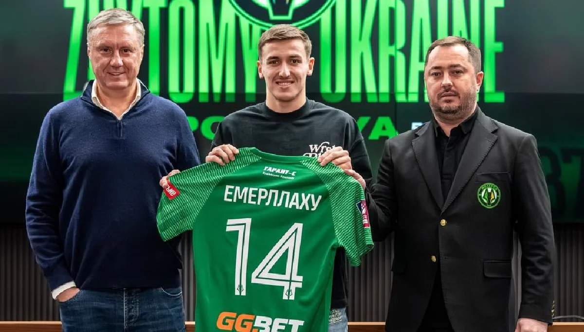 Новичок Полесья Линдон Эмерллаху (в центре) / ФК Полесье