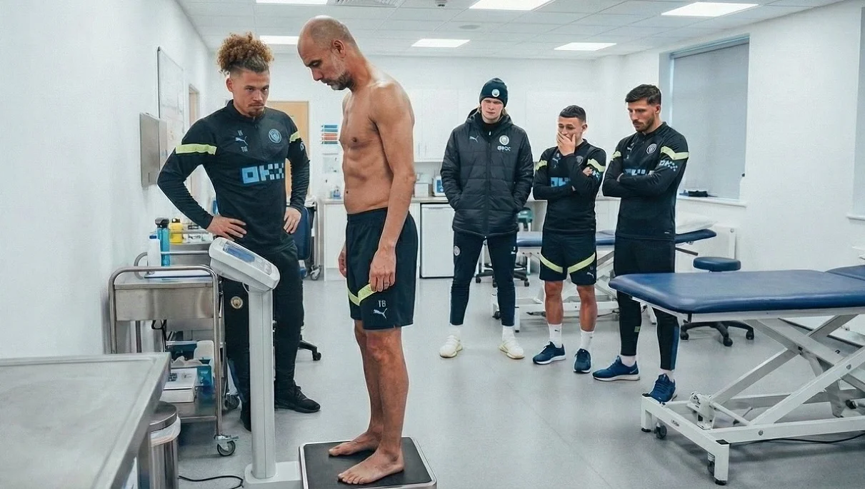 Игроки Ман Сити контролируют вес Гвардиолы / Фото ненастоящее, оно сгенерировано ИИ