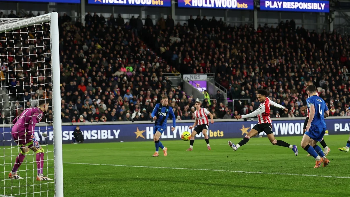 Егор Ярмолюк ассистирует Кевину Шаде / Getty Images