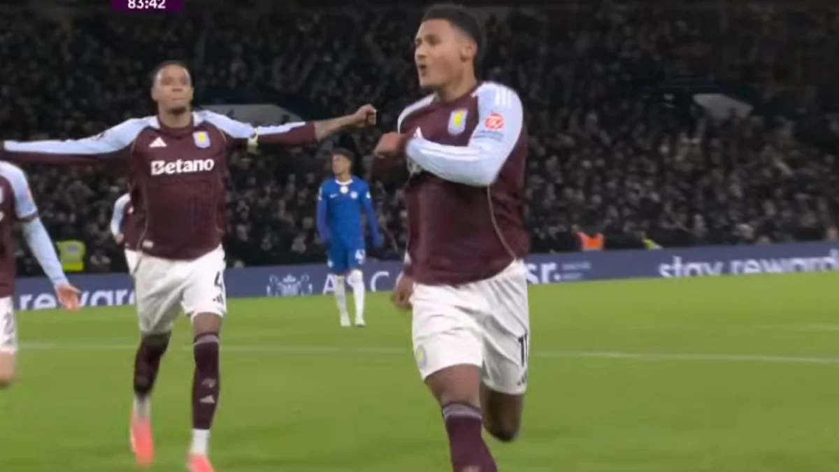 Олли Уоткинс празднует второй гол в ворота Челси / скриншот