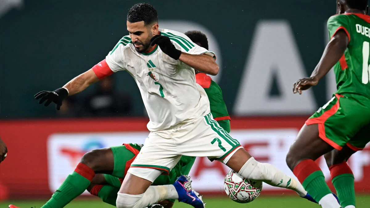 Ріяд Марез у матчі проти Буркіна-Фасо на КАН-2025 / Paul ELLIS / AFP via Getty Images