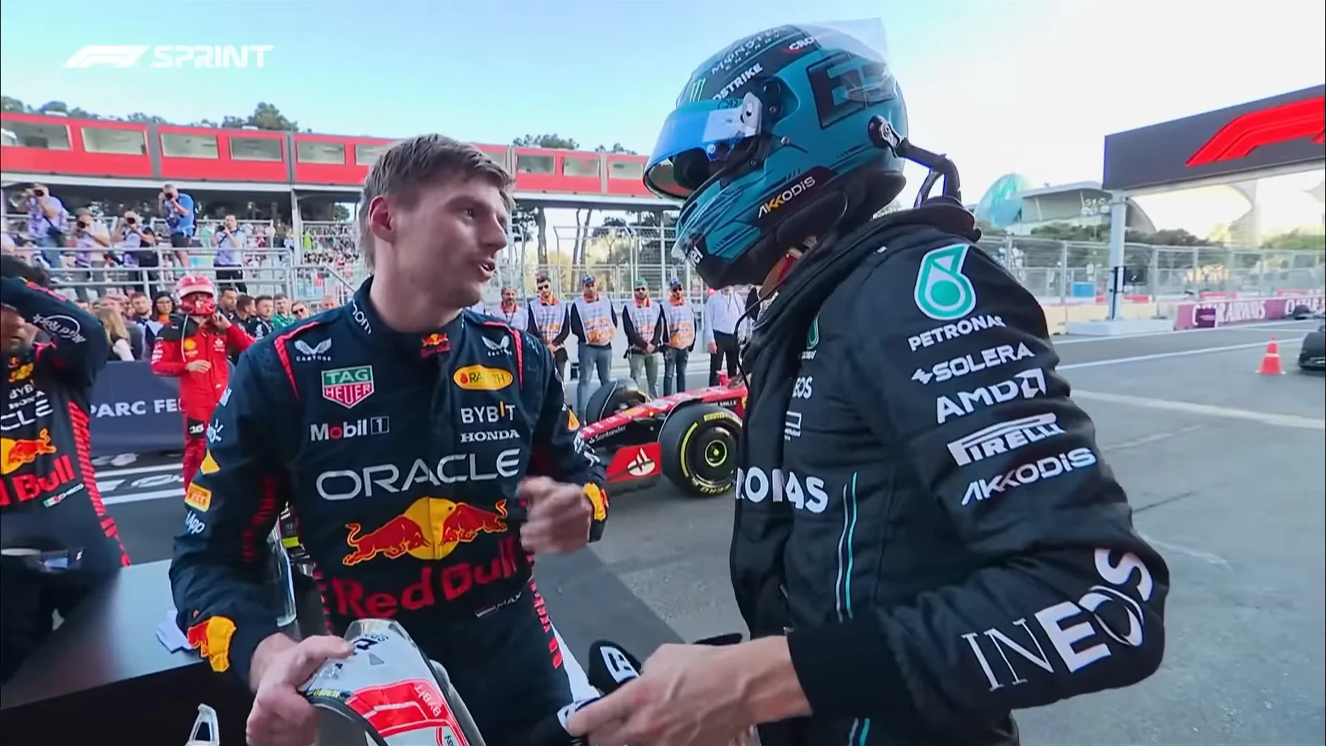 Макс Ферстаппен и Джордж Расселл готовятся разрывать в новом сезоне / Скриншот