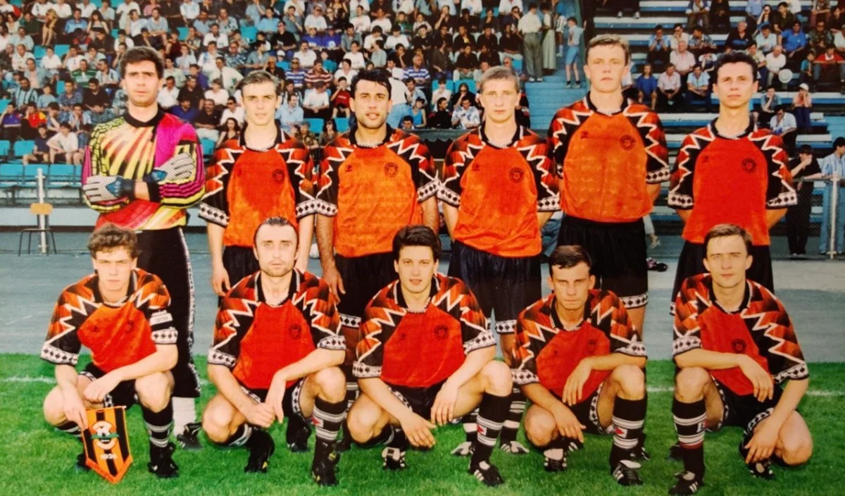 Олександр Осташов у складі Шахтаря 90-х (нижній ряд, крайній праворуч) / Фото з архіву