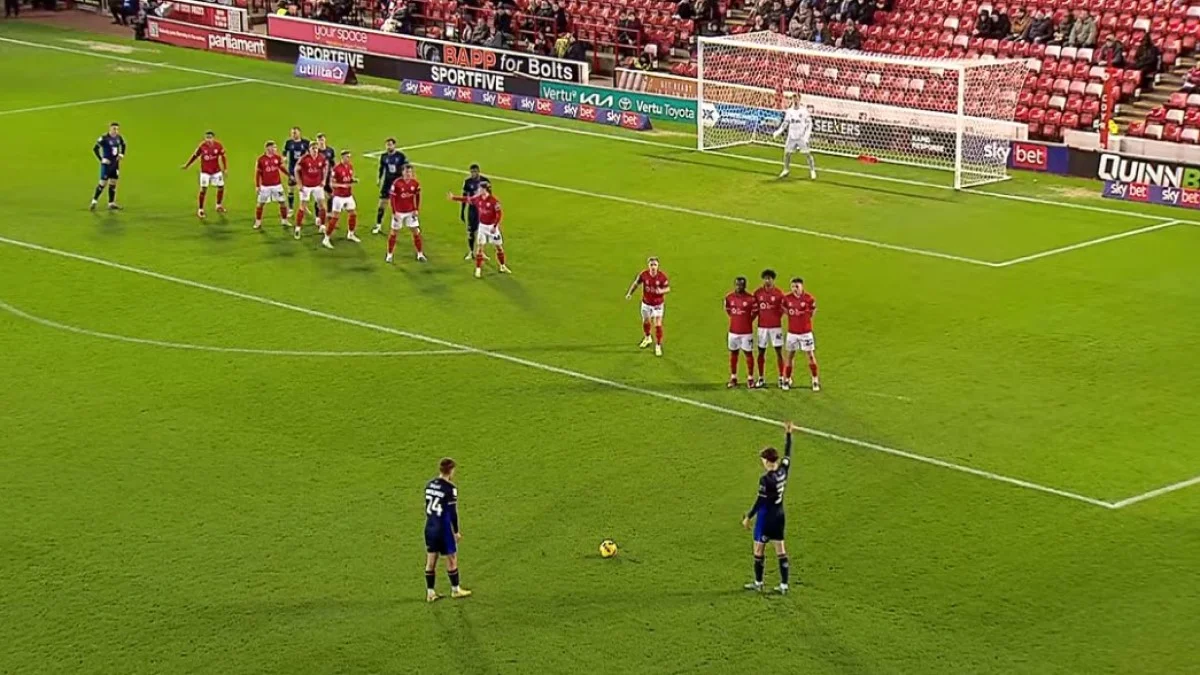 Иван Варфоломеев отдает голевую передачу со штрафного / скриншот